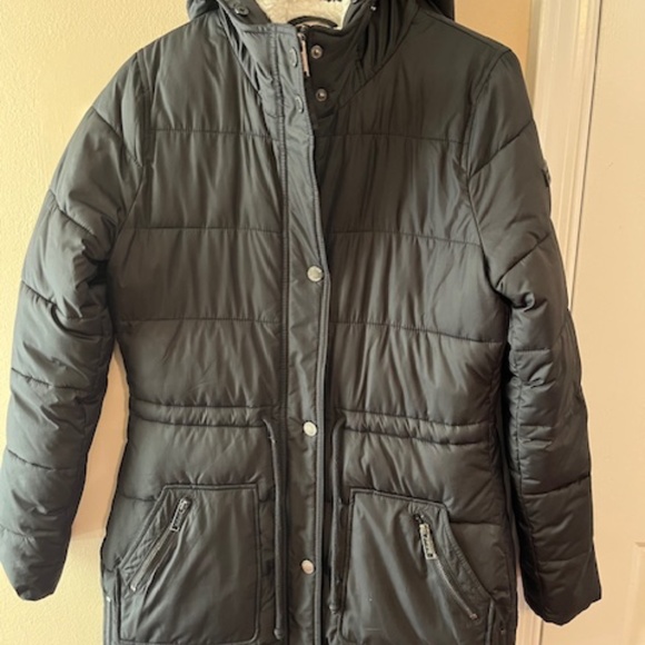 Hollister Women's Black Puffer Coat - Picture 2 of 4